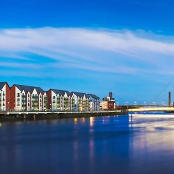 Luxury Riverfront Apartment，位于纽波特的酒店