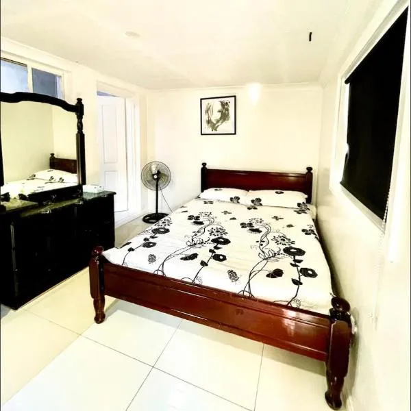 Private entry studio room with bathroom and kitchen，位于Pendle Hills的酒店