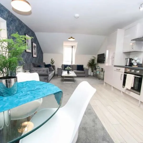 Luxe Living Guest House-Sleeps 6 -Family Friendly-Private Parking-Wifi-City-Beach，位于斯旺西的酒店