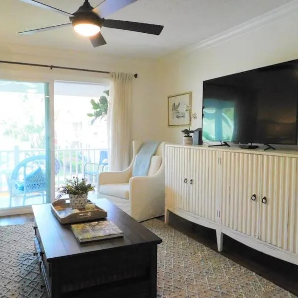Q4 Professionally decorated upstairs beautiful soothing colors close to back pool，位于圣西蒙斯岛的酒店