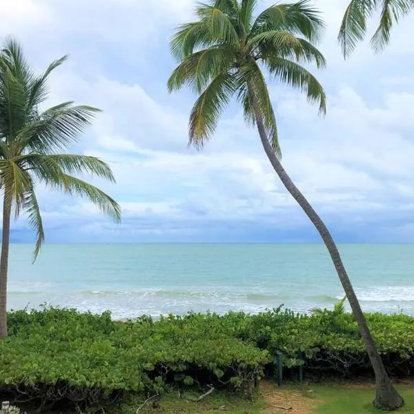 Beachfront Getaway for two!，位于乌马考的酒店