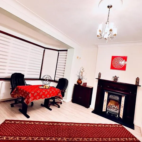 Beautiful Double En-suite Room, separate entrance, Ilford, Central line Gants Hill, free parking，位于依尔福的酒店