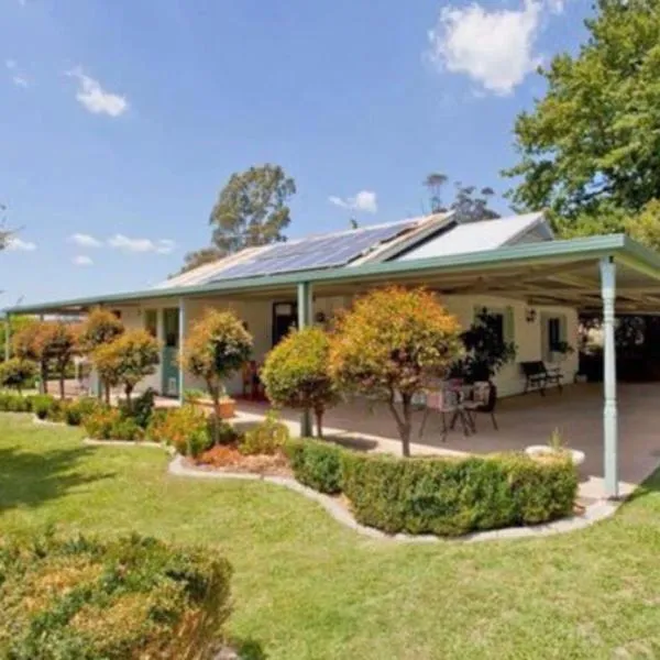 Beautiful 1960s home in historic Yackandandah，位于Yackandandah的酒店