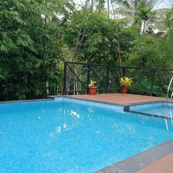 Golden Cypress Resort with Pool -Wayanad，位于Padinjarathara的酒店