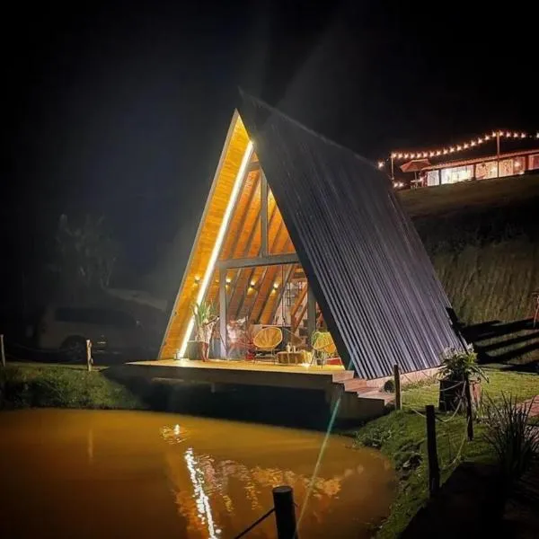 Cabana A frame Paraíso nas Montanhas，位于弗洛里亚努元帅镇的酒店