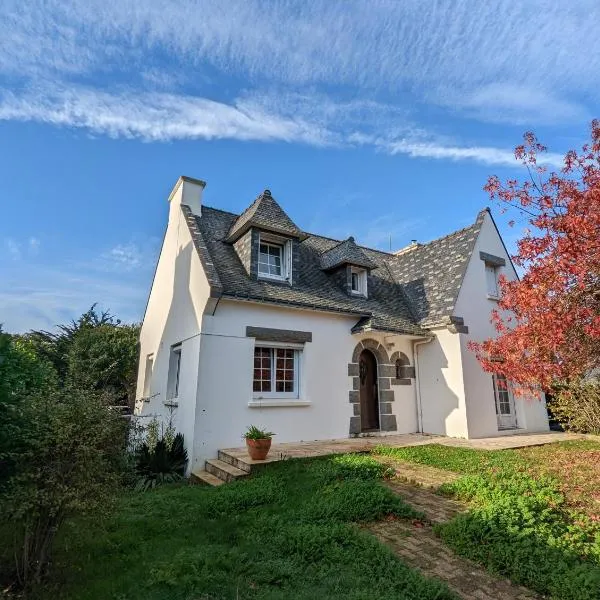 Charming House in the Cabellou on coastal trail，位于孔卡尔诺的酒店