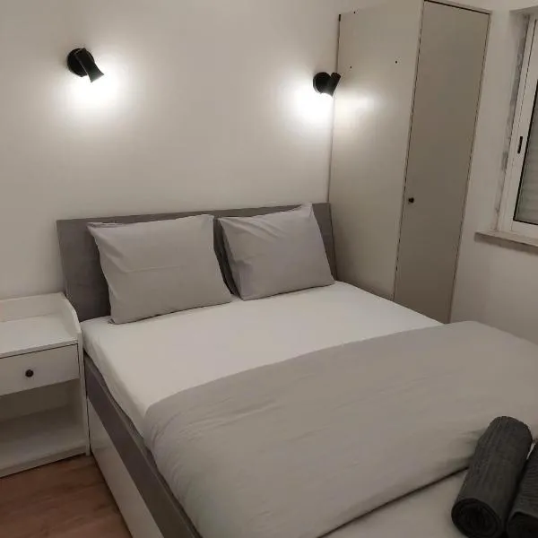 Lisbon South Bay Rooms，位于Aldeia de Paio Pires的酒店