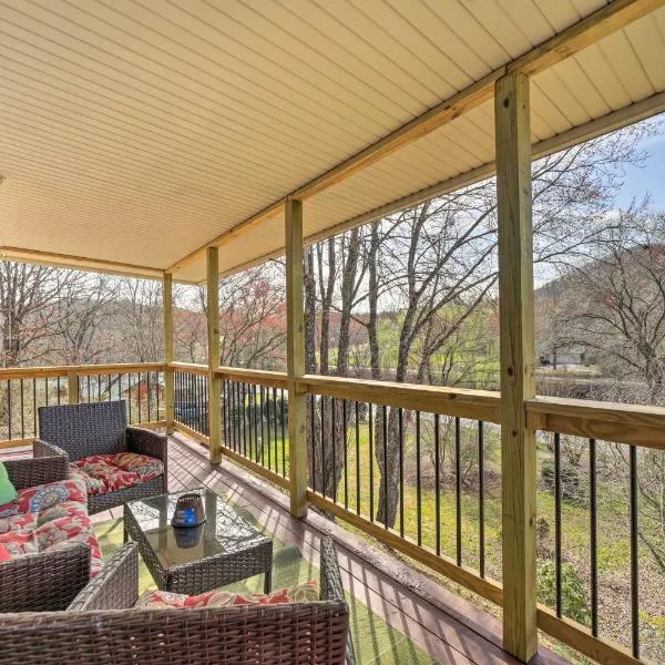 Deck and Fire Pit Riverfront Sylva Getaway!，位于西尔瓦的酒店