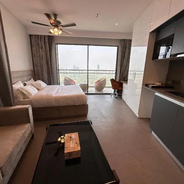 21st Floor SkyStudio Suite with Balcony，位于新德里的酒店