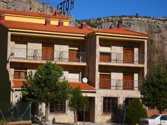 Hotel Restaurante Rio Cuervo，位于Poveda de la Sierra的酒店