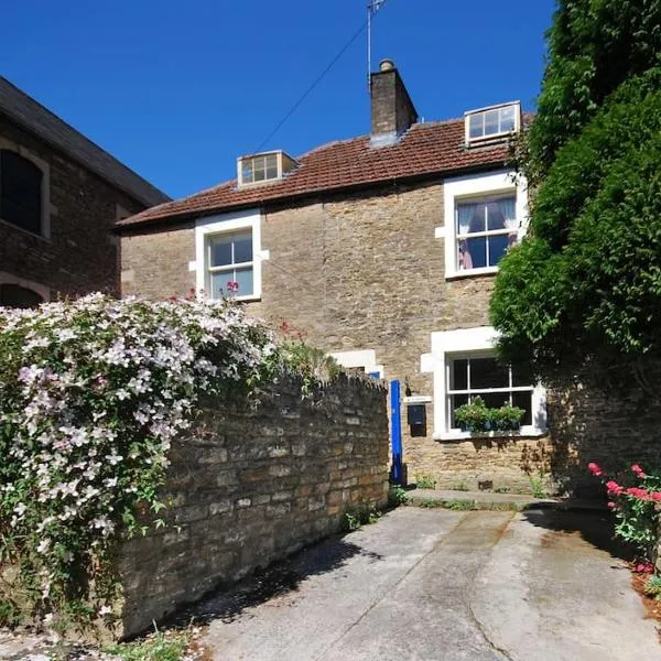 Charming Cottage in the Heart of Frome with parking，位于弗罗姆的酒店