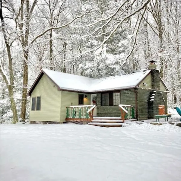 Peaceful Seasonal Wooded Cottage close to everything，位于霍利的酒店