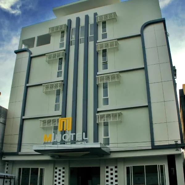 M酒店，位于Lembuak的酒店
