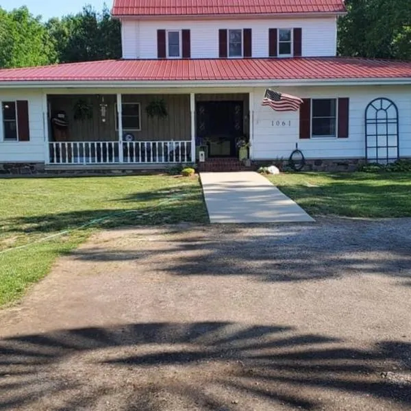 The FarmHouse Inn Guest House，位于Nappanee的酒店