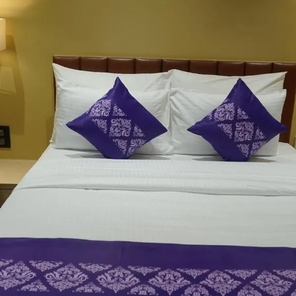 Purple Beds by VITS - Dwarkesh, Surat，位于Salabatpura的酒店