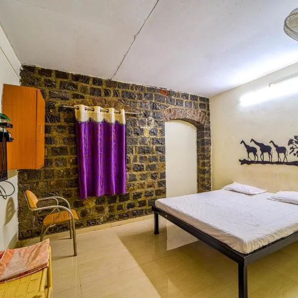 Hotel Rukmini, kolhapur，位于Kongnolli的酒店