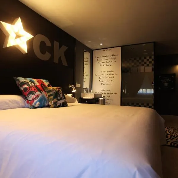 Hotel Apartamentos Rock Star，位于Rairiz de Veiga的酒店