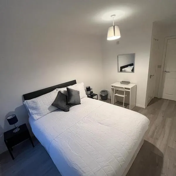 2 bedroom light, spacious aptmnt nr Heathrow，位于Cranford的酒店