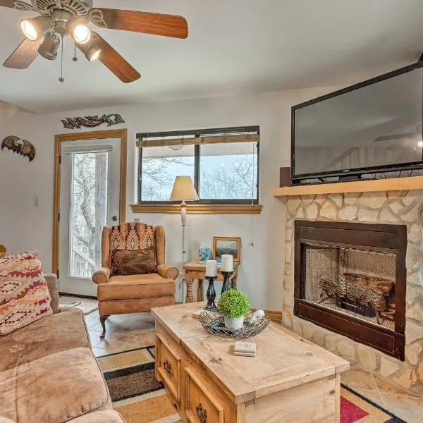 Medicine Park Cabin Rental with Mountain View，位于Medicine Park的酒店