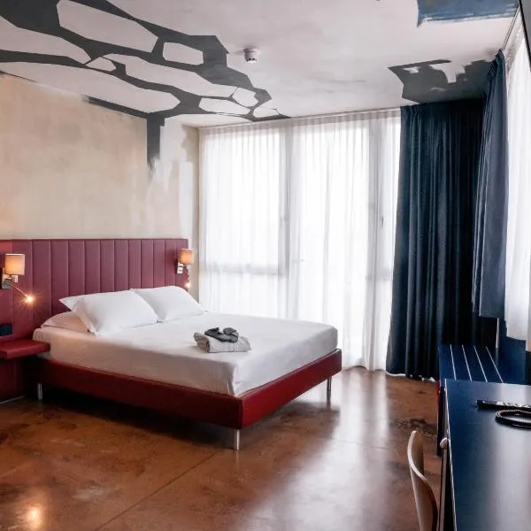 K MODERN HOTEL，位于佩斯基耶拉德加达的酒店