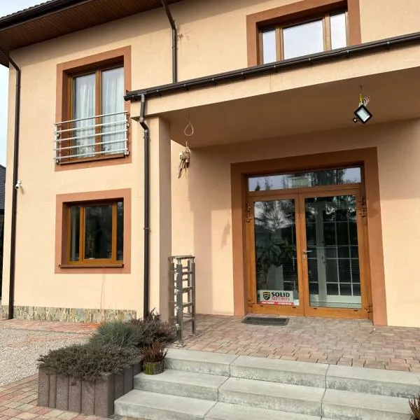 Villa Speranza Kościelna Droga 12，位于Łomianki Dolne的酒店