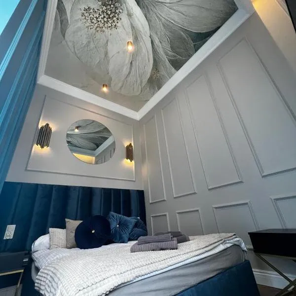 Family & Business Sauna Apartments Sienkiewicza Wesoła No 5 Centrum Downtown - 2 Bedroom with Private Sauna, Bath with Hydromassage, Parking - NEW!，位于凯尔采的酒店