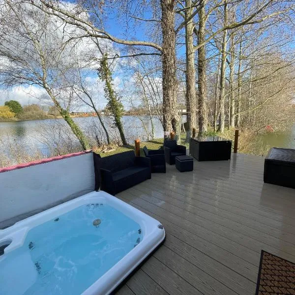 Rudd lake Luxury lakeside lodge with fishing & hot tub@Tattershall，位于塔特舍尔的酒店