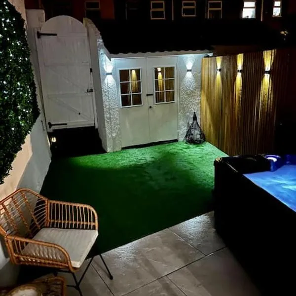 Luxe City Hot Tub: Urban Retreat，位于诺里奇的酒店