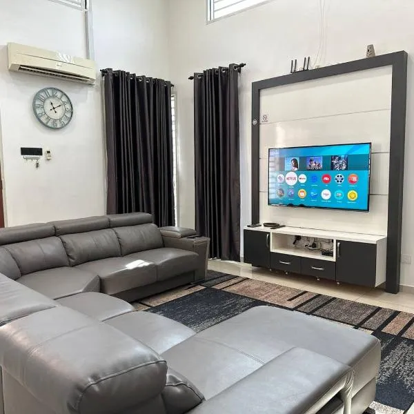 Bandar Melaka Family Bungalow Private Pool BBQ WiFi Netflix，位于马六甲的酒店