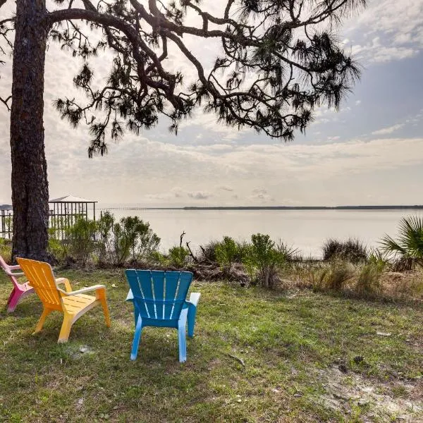 Waterfront Ochlockonee Bay Cottage with Views!，位于Panacea的酒店