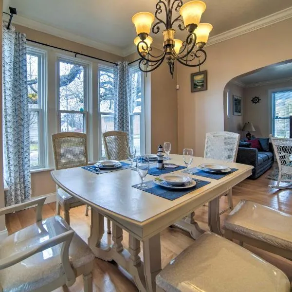 1 Block to Bridge Street: Lake Erie Vacation Home!，位于阿什塔比拉的酒店