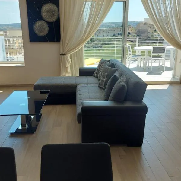 Trilogy, Ample Penthouse, Gozo，位于Kerċem的酒店