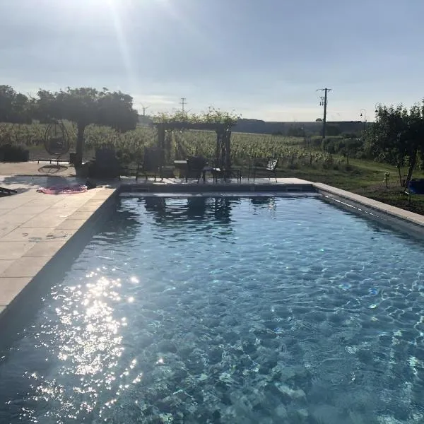 La Petite maison de Céline & Frédéric avec piscine à Préhy，位于Saint-Cyr-les-Colons的酒店