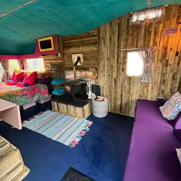 Budget stay, in lovely private setting with rustic charm, log burner, fire pit, campers kitchen & Eco Loo NO BEDDING SUPPLIED，位于纳伯斯的酒店