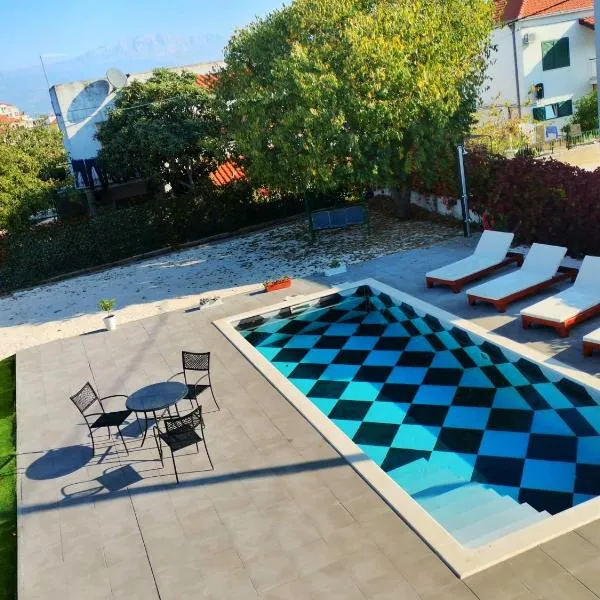 Holiday Home Nino with amazing swimming pool，位于斯拉汀的酒店
