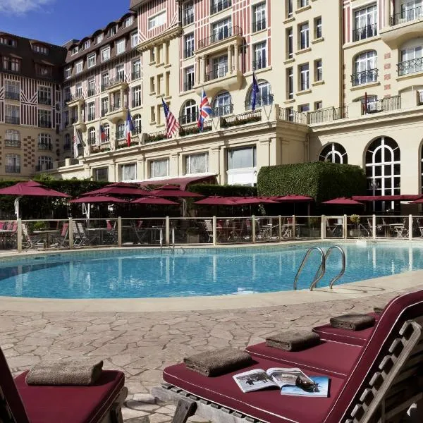 多维尔皇家吕西安巴里亚酒店，位于图尔热维尔的酒店