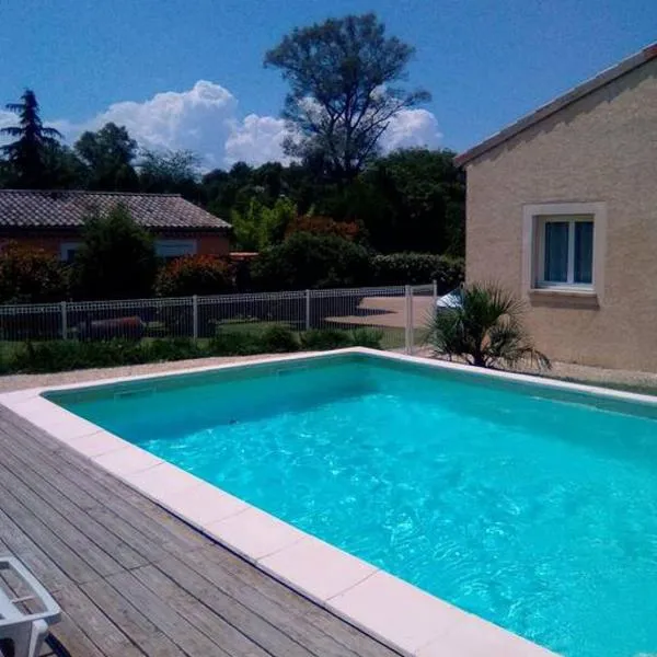 Agréable maison entre rivière et centre du village avec piscine，位于吕奥姆的酒店