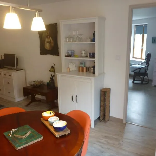 Montagne Noire Apartment Saissac，位于Arfons的酒店