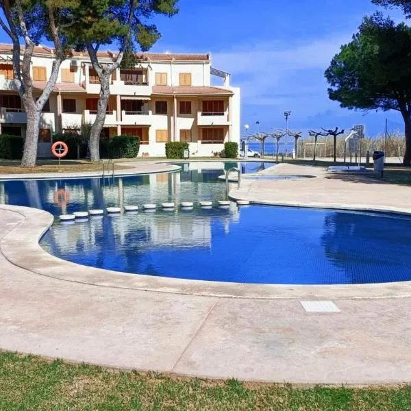 2 bedrooms appartement at Alcanar 100 m away from the beach with shared pool and furnished terrace，位于阿尔卡纳尔的酒店