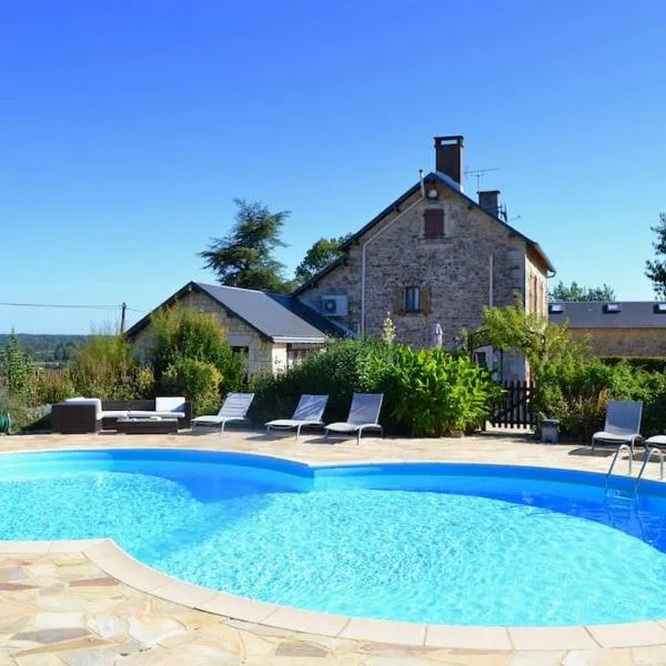 Beautifully renovated Farmhouse with private pool,位于Saint-Georges-de-Noisné的酒店