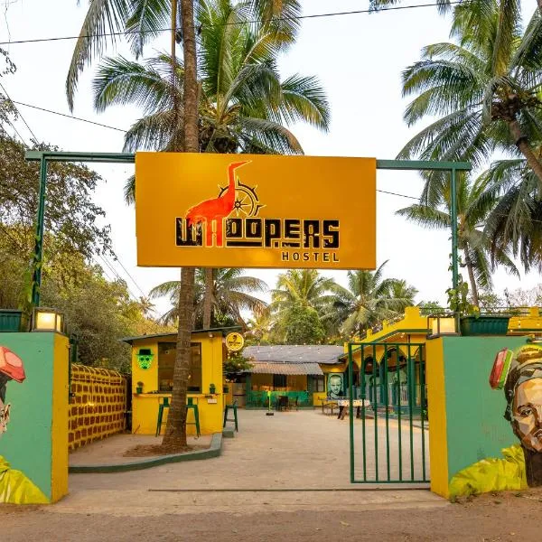 Whoopers Hostel Anjuna, Goa，位于安君纳的酒店