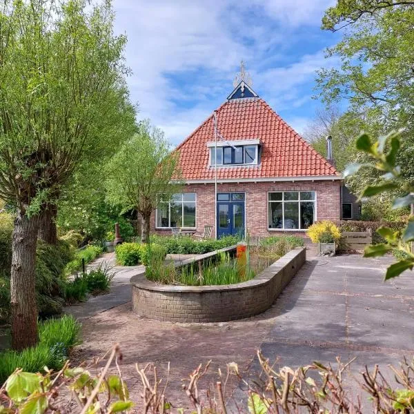 Landelijk gastenverblijf met zwembad en sauna in het hart van Friesland，位于阿克伦的酒店
