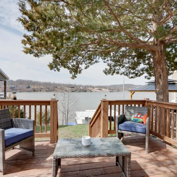 Cozy Camdenton Cottage with Deck and Boat Dock Access!，位于卡姆登顿的酒店