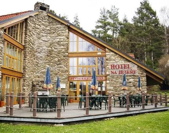 Hotel na Jezeře，位于Přední Zvonková的酒店