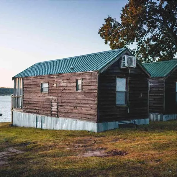 Lakefront Cedar Cabin - 9，位于杜兰特的酒店