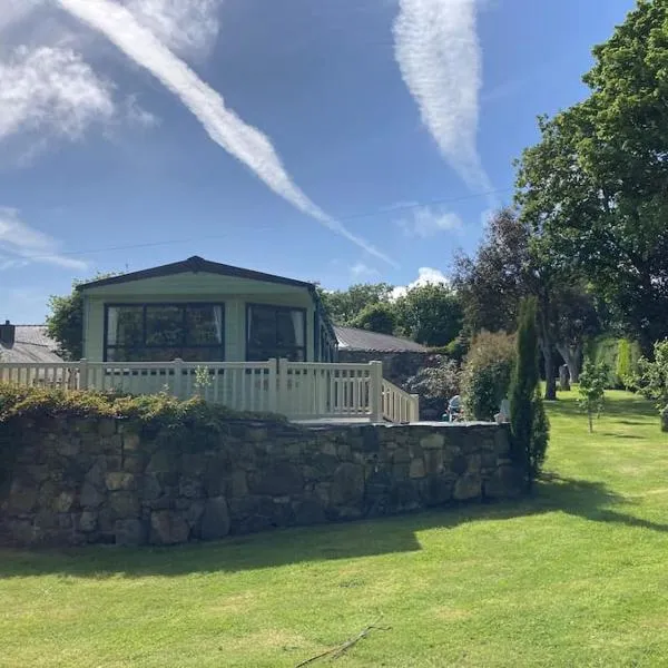 2 bedroom chalet in Chwilog on the Llyn Peninsula，位于普尔赫利的酒店