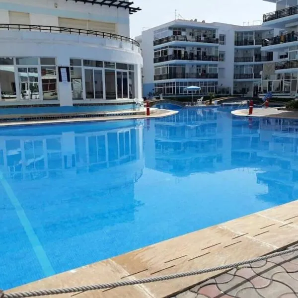 Marina Beach (3 Swimming pools, Direct Access to the Beach)，位于曼苏里亚的酒店