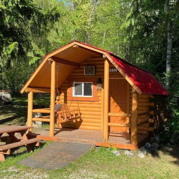 Revelstoke RV & Cabin Resort，位于雷夫尔斯托克的酒店