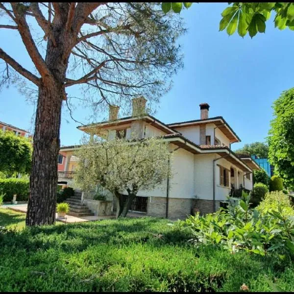 Affittacamere Villa Sofia con uso cucina e ampio giardino，位于Calcinelli的酒店