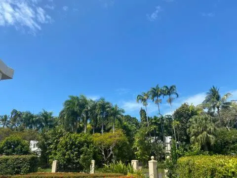 Luxury 5 Bedroom home, Steps to Beach Sol，位于道格拉斯港的酒店